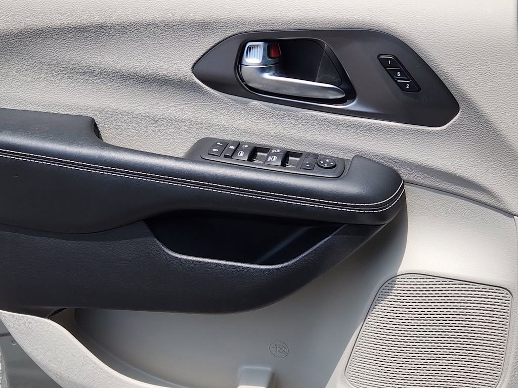 Thumbnail: 2022 Chrysler Pacifica - 28