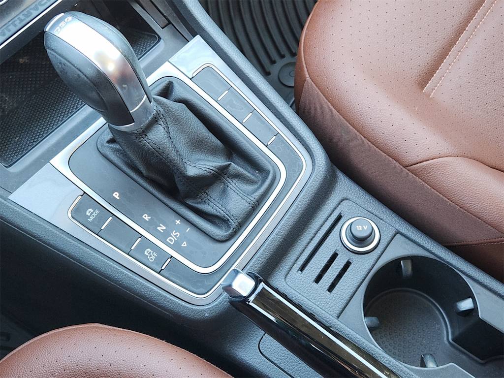 Thumbnail: 2017 Volkswagen Golf - 14