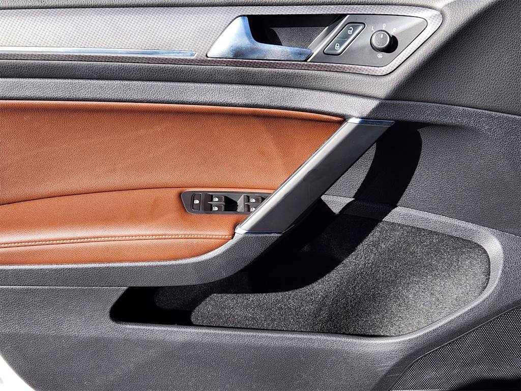 Thumbnail: 2017 Volkswagen Golf - 27