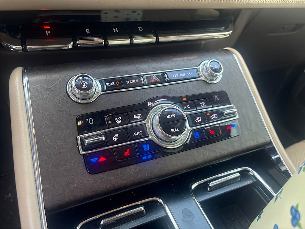 Thumbnail: 2020 Lincoln Aviator - 8