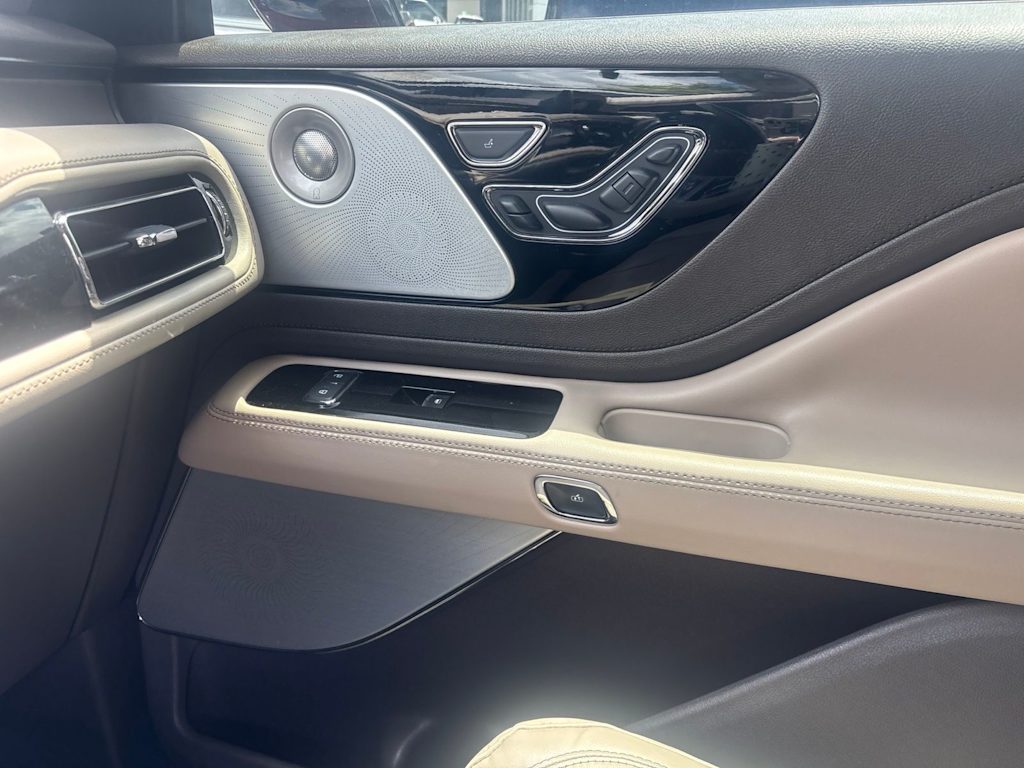 Thumbnail: 2020 Lincoln Aviator - 10