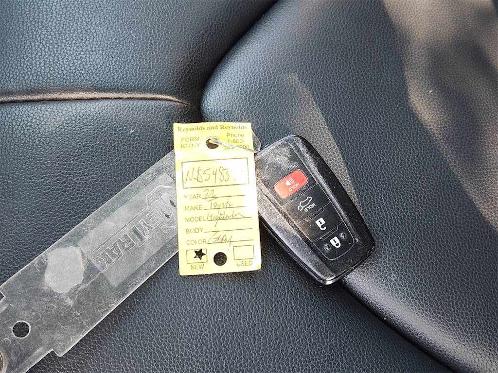 Thumbnail: 2022 Toyota Highlander - 17