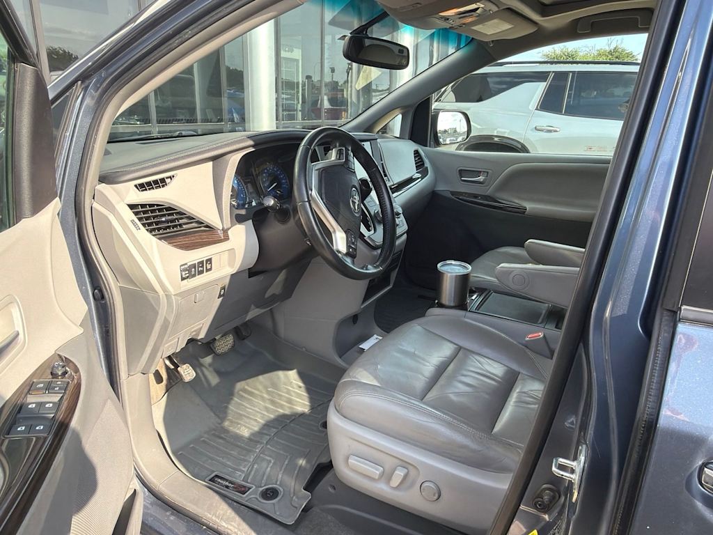 Thumbnail: 2015 Toyota Sienna - 5
