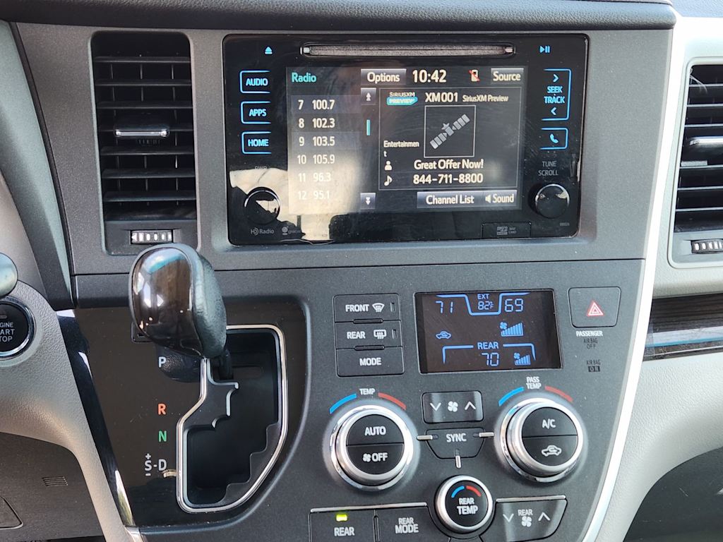 Thumbnail: 2015 Toyota Sienna - 11