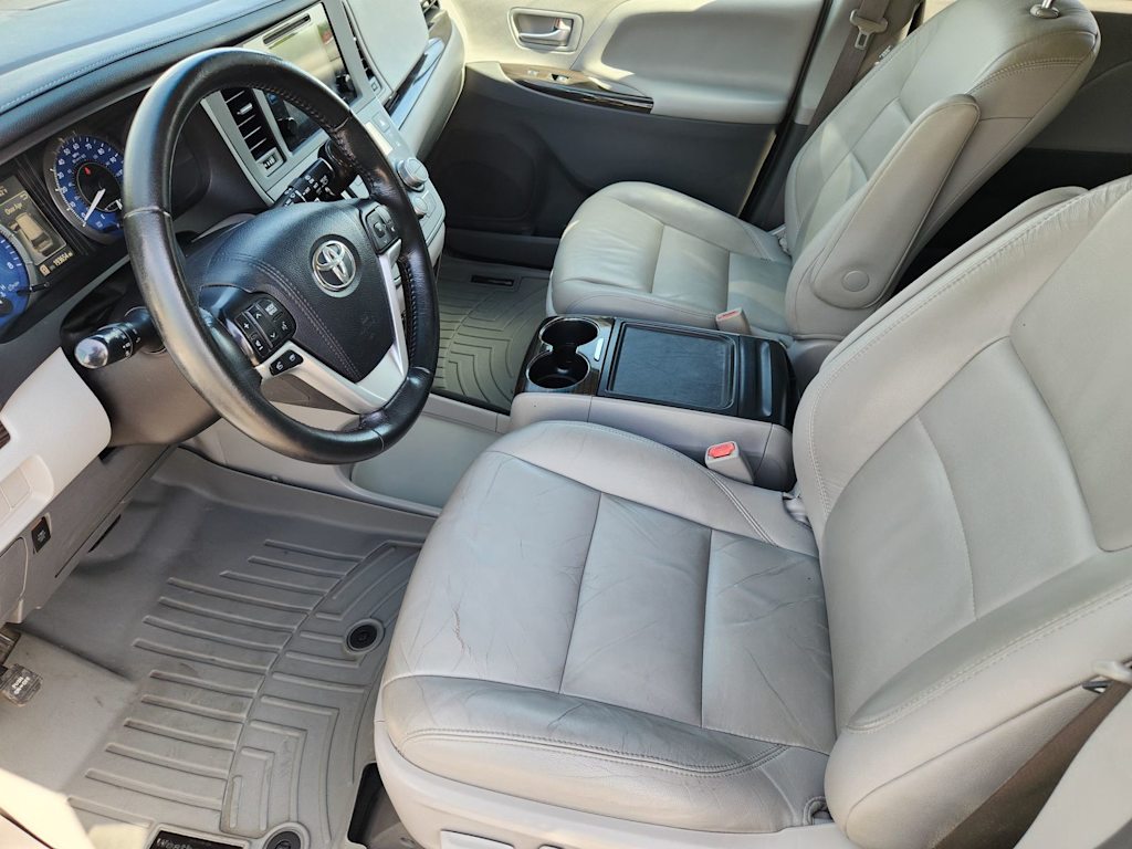 Thumbnail: 2015 Toyota Sienna - 8