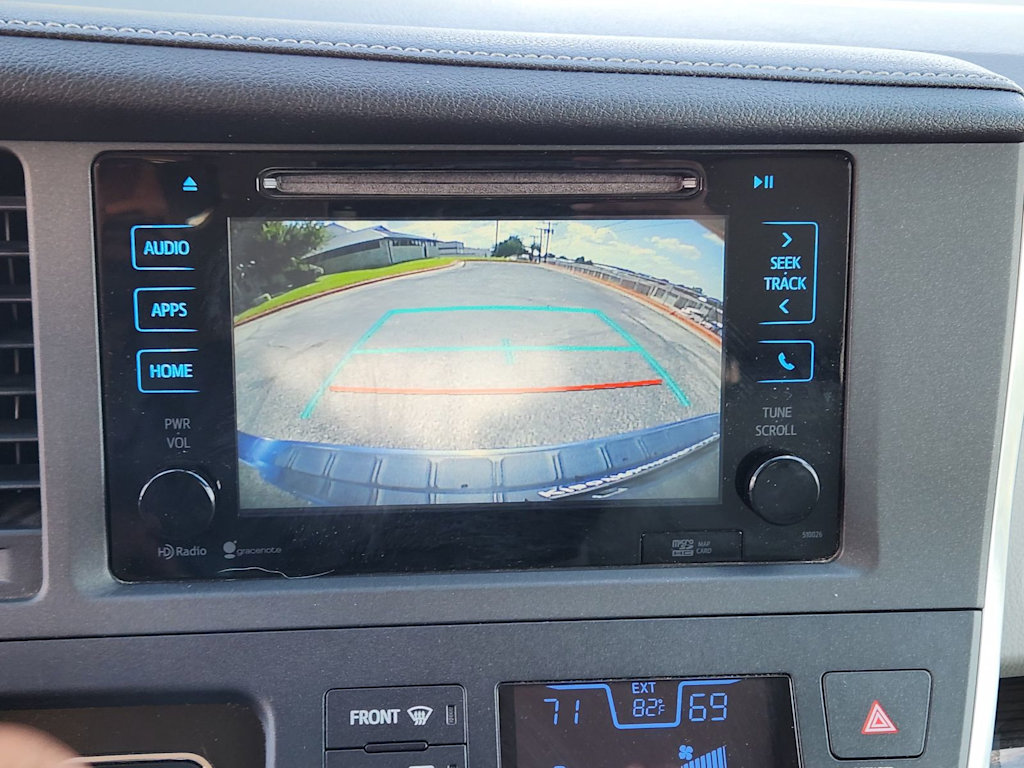 Thumbnail: 2015 Toyota Sienna - 22