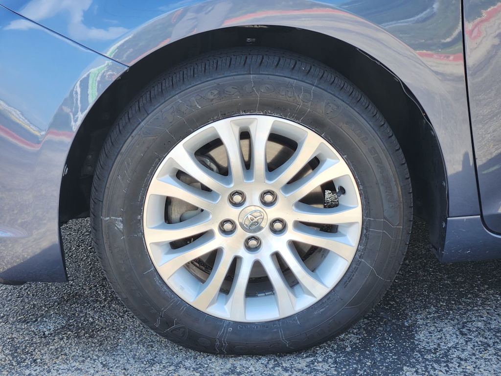 Thumbnail: 2015 Toyota Sienna - 19