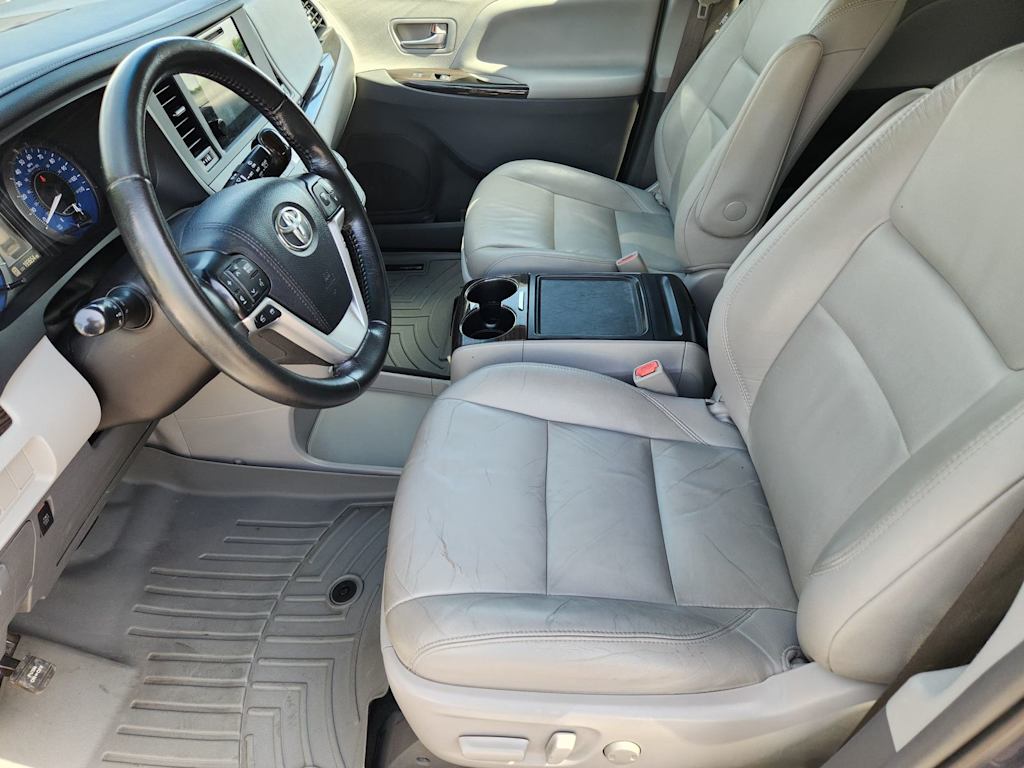 Thumbnail: 2015 Toyota Sienna - 9