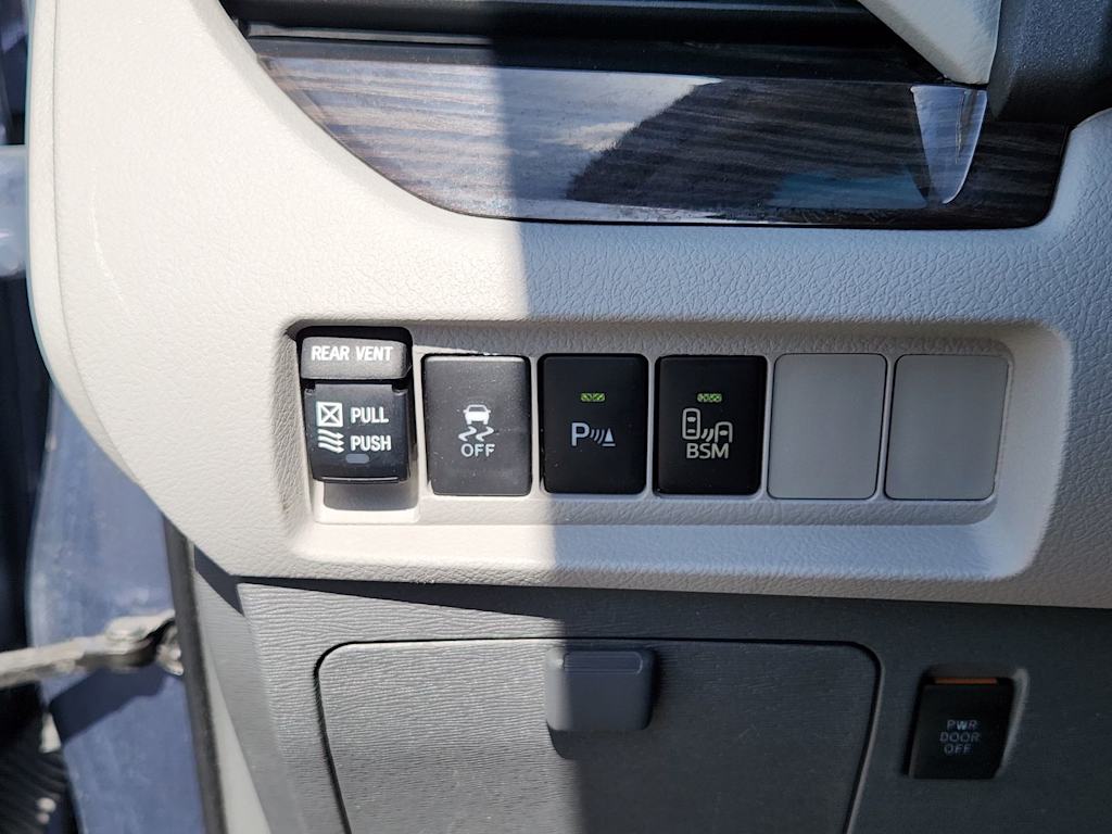 Thumbnail: 2015 Toyota Sienna - 25