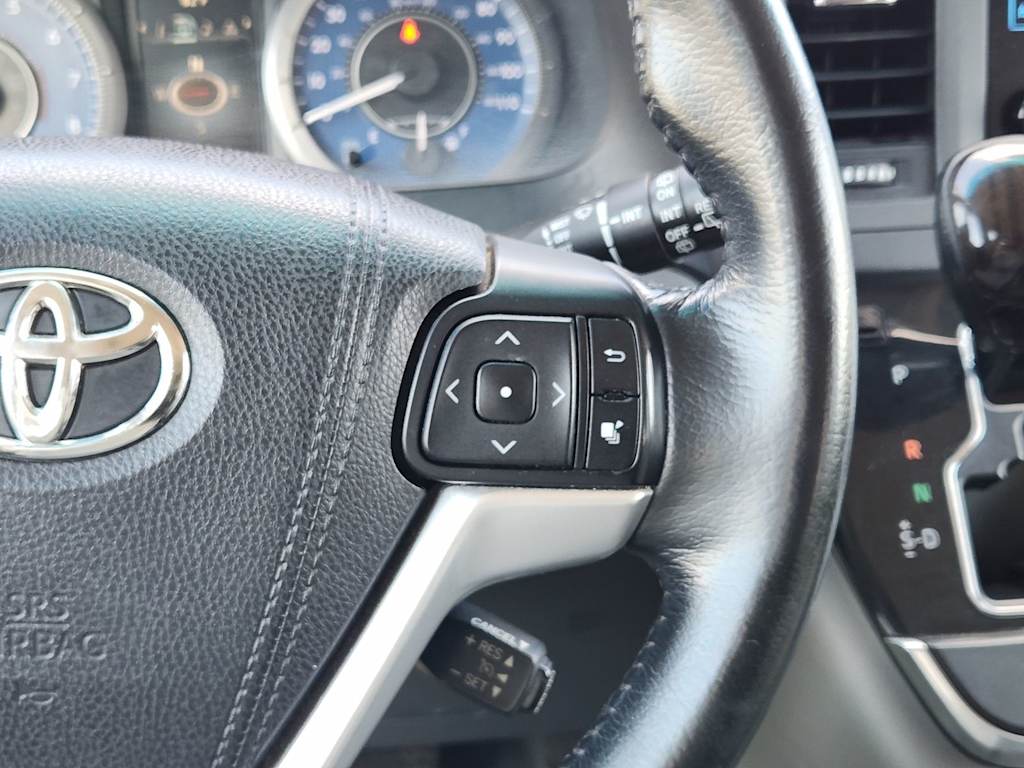 Thumbnail: 2015 Toyota Sienna - 30