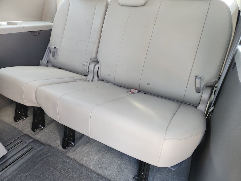Thumbnail: 2015 Toyota Sienna - 31
