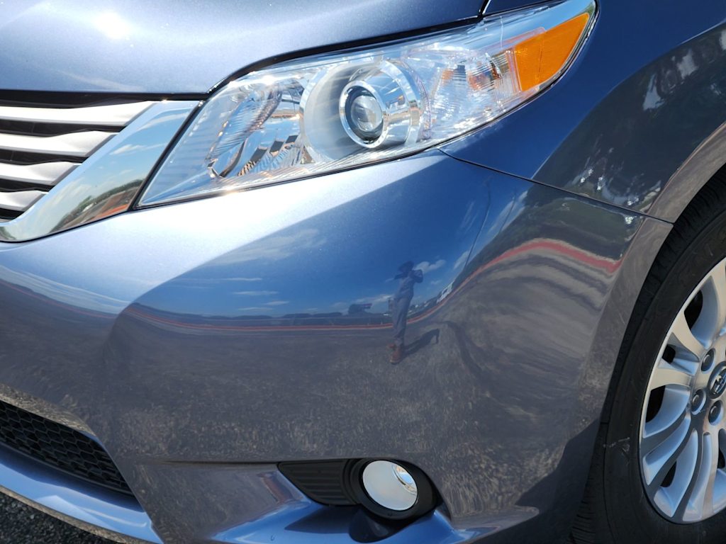Thumbnail: 2015 Toyota Sienna - 18