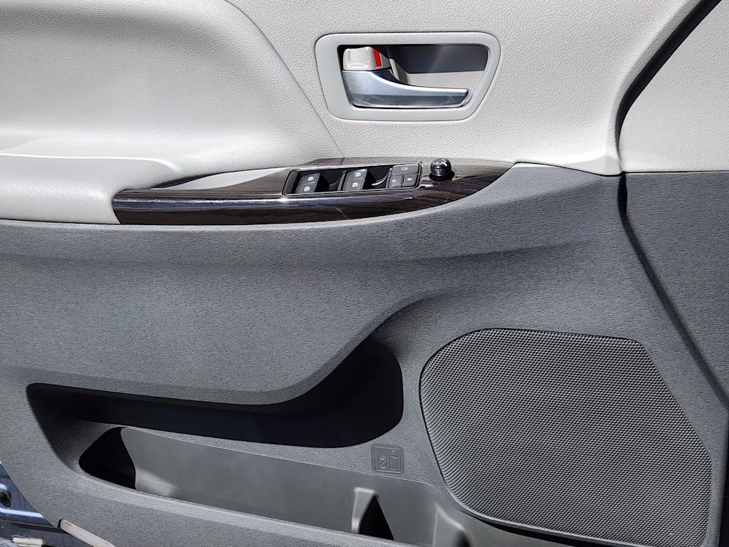 Thumbnail: 2015 Toyota Sienna - 26