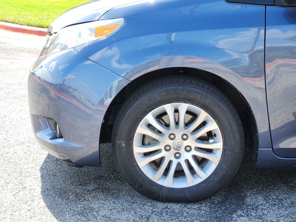 Thumbnail: 2015 Toyota Sienna - 5