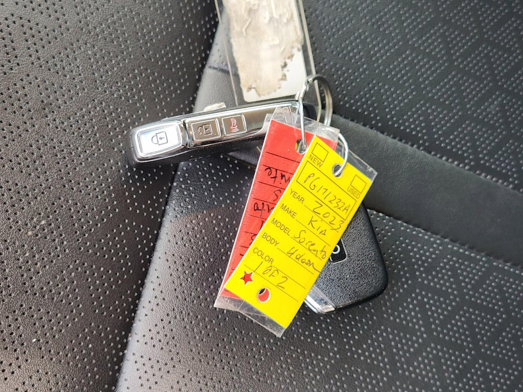 Thumbnail: 2023 Kia Sorento - 17