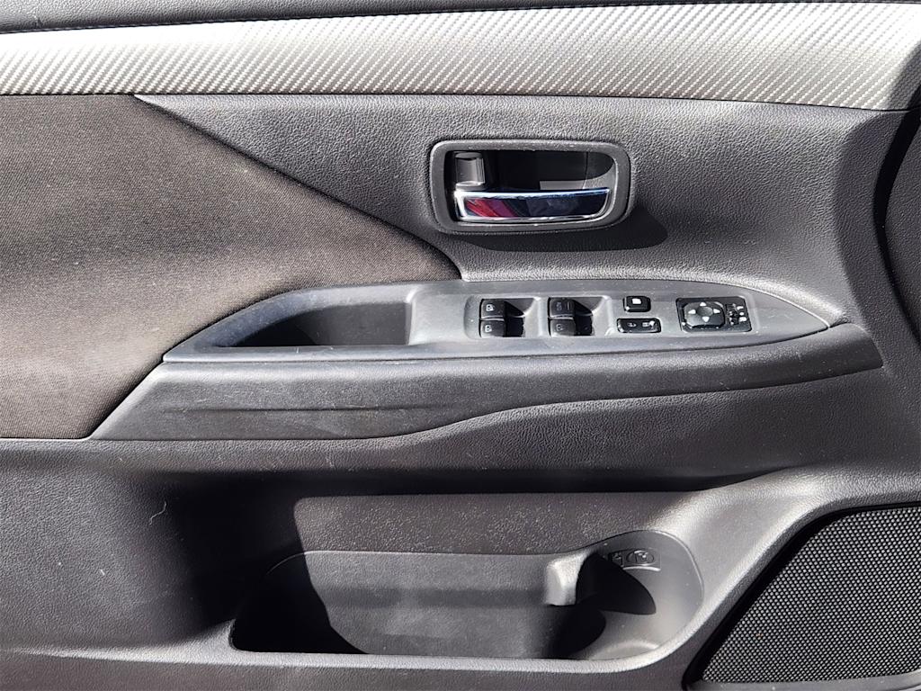 Thumbnail: 2018 Mitsubishi Outlander - 28