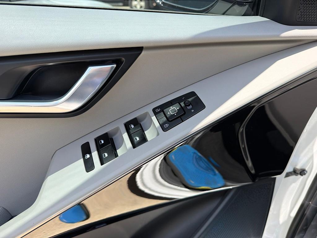 Thumbnail: 2023 Kia Niro - 13