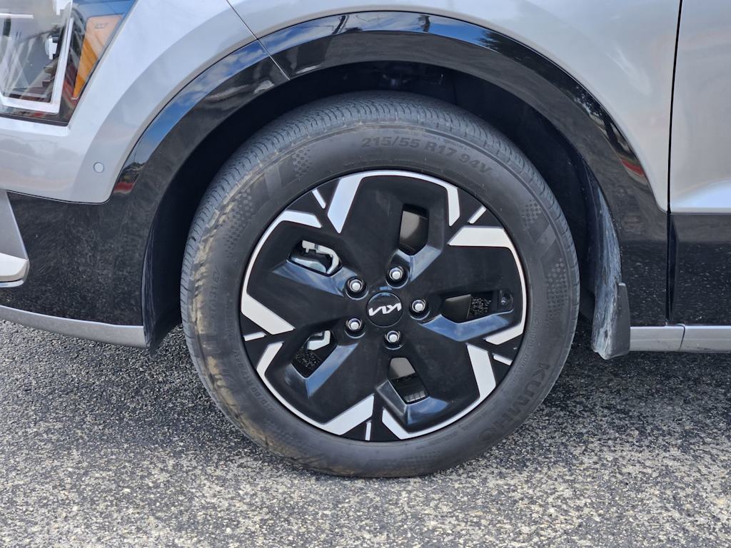 Thumbnail: 2023 Kia Niro - 18