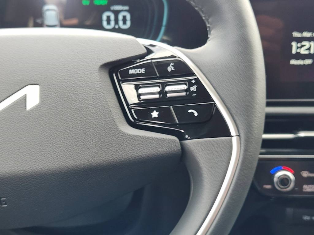 Thumbnail: 2025 Kia Niro - 24