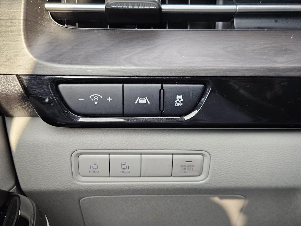 Thumbnail: 2023 Kia Carnival - 25