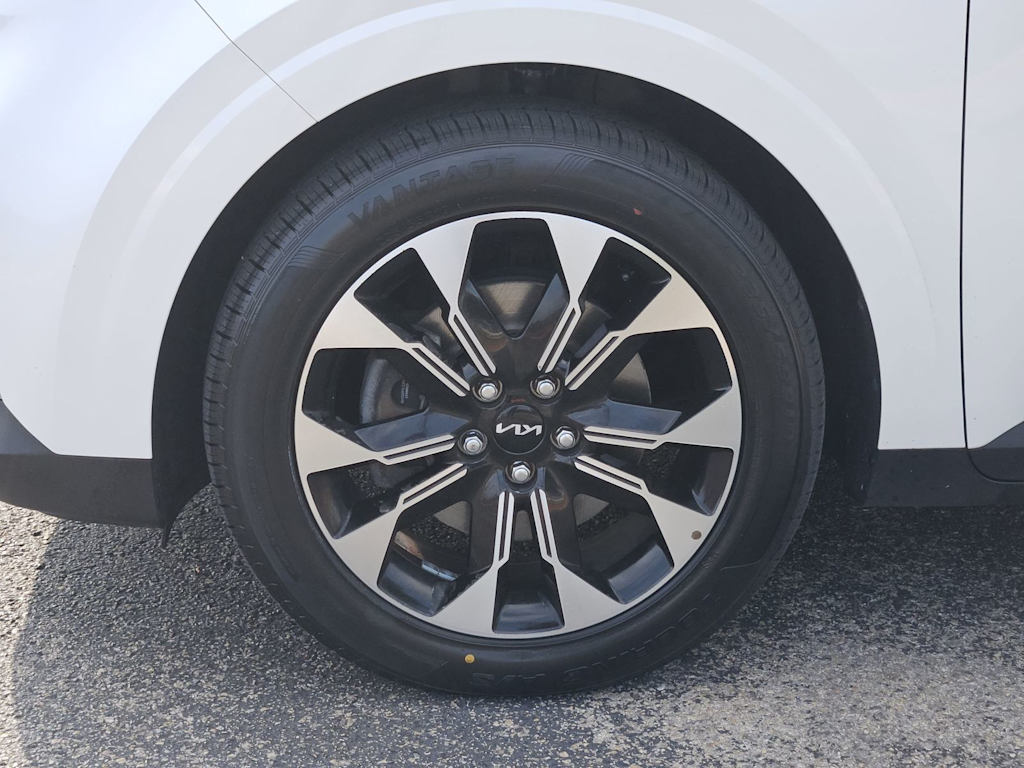 Thumbnail: 2023 Kia Carnival - 19
