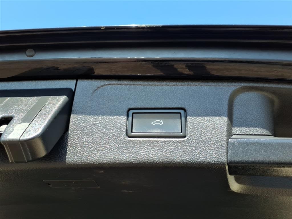 Thumbnail: 2023 Volkswagen Atlas - 17