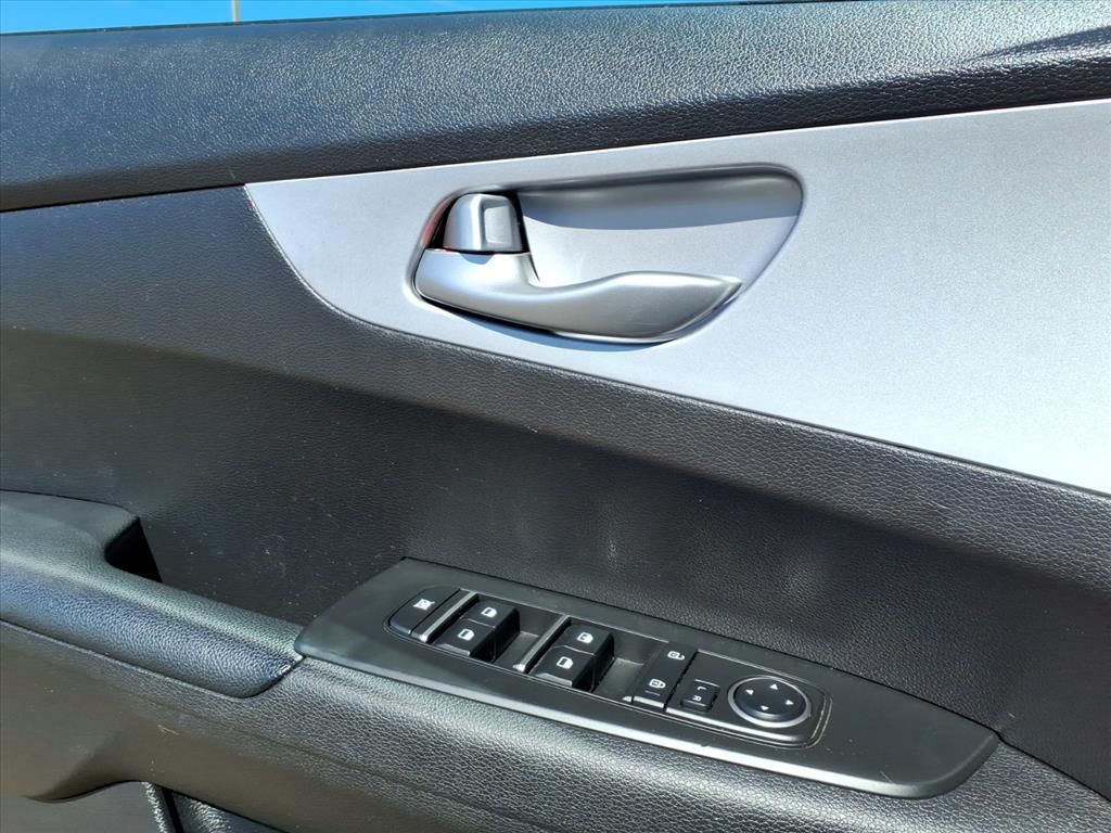 Thumbnail: 2023 Kia Forte - 17