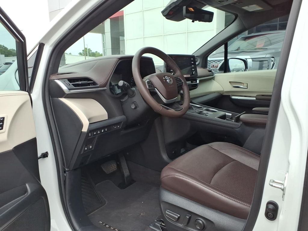 Thumbnail: 2024 Toyota Sienna - 10