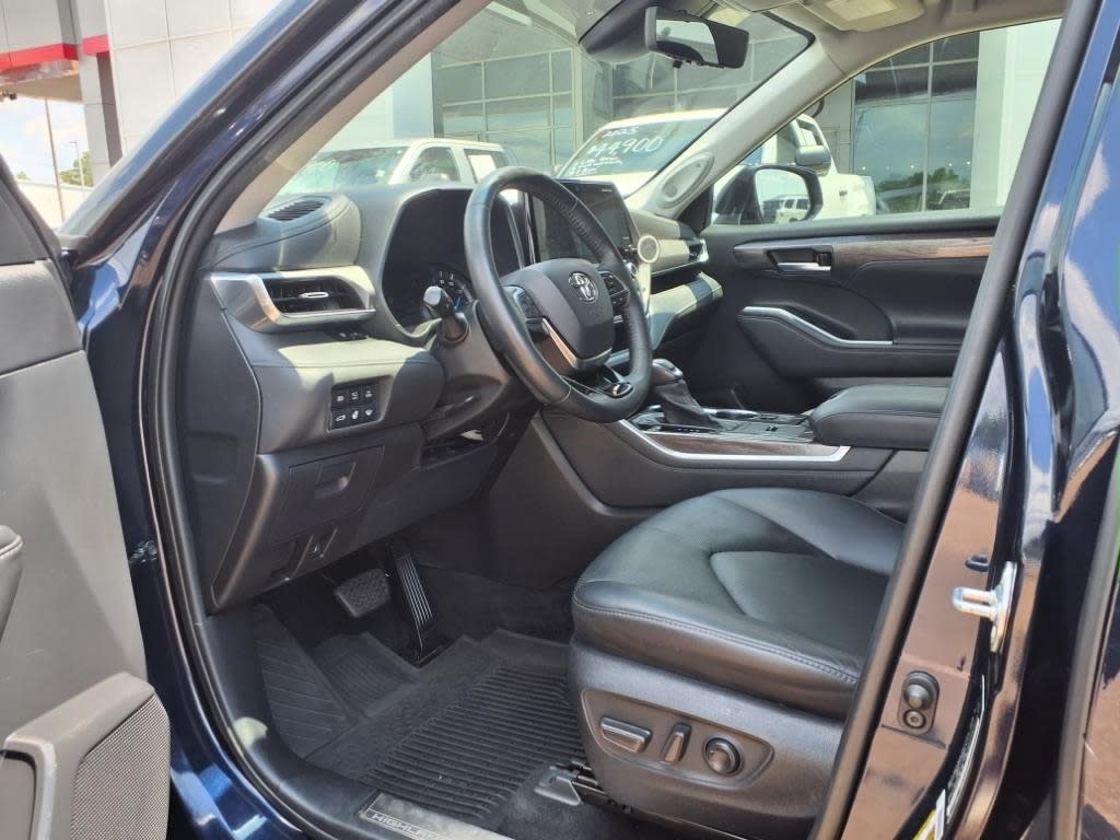 Thumbnail: 2020 Toyota Highlander - 27