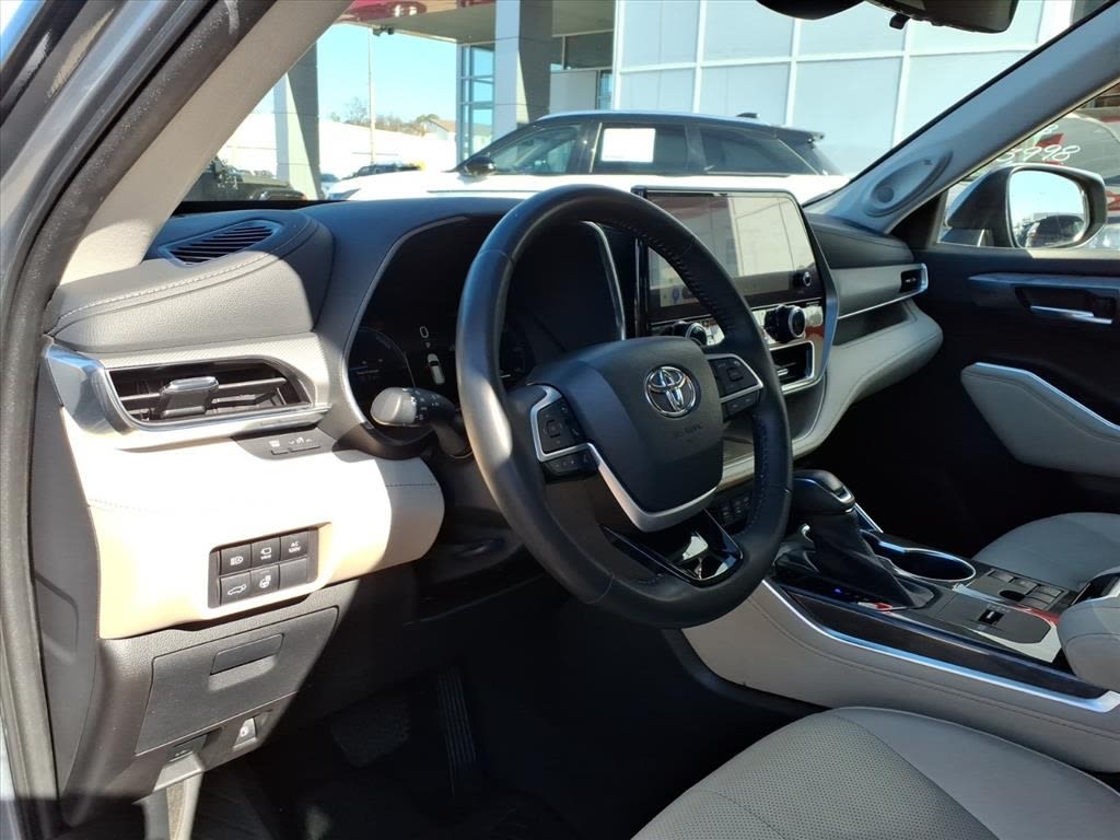 Thumbnail: 2023 Toyota Highlander - 6