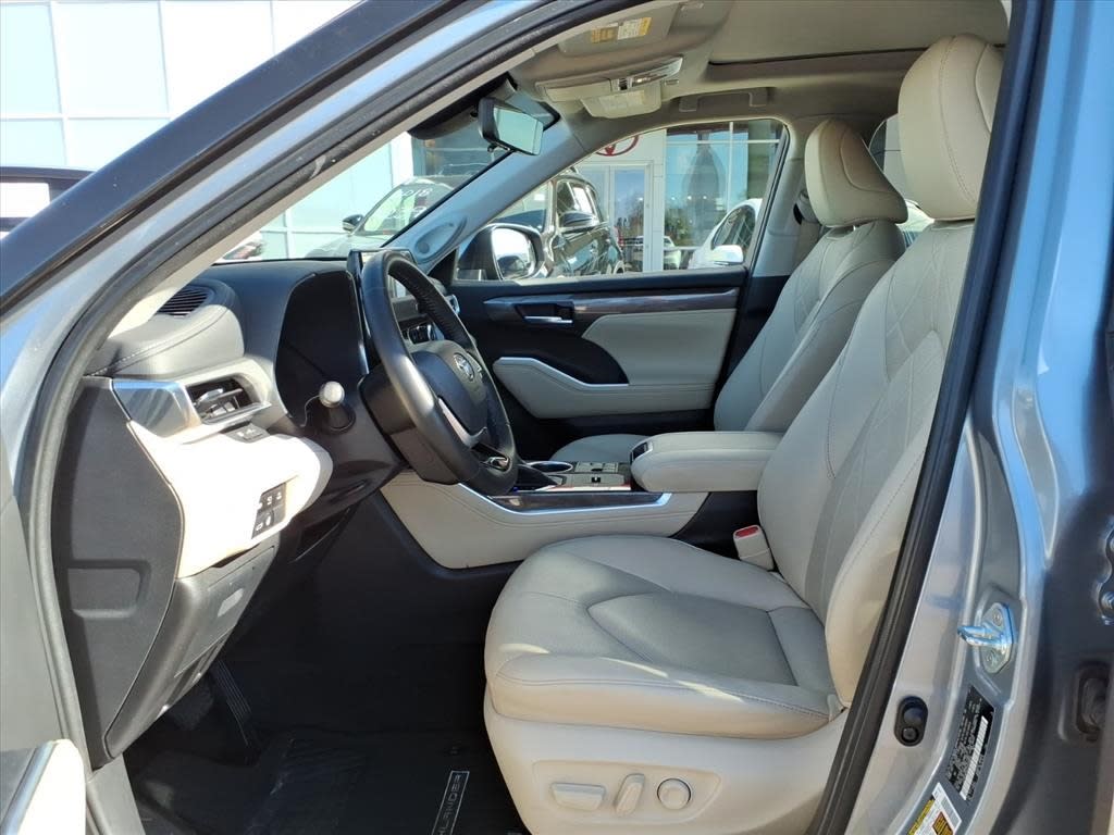 Thumbnail: 2023 Toyota Highlander - 7