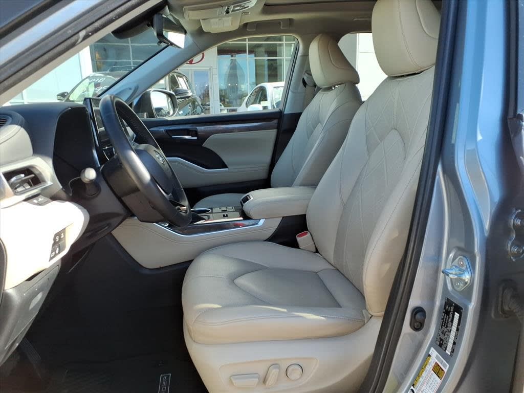 Thumbnail: 2023 Toyota Highlander - 8