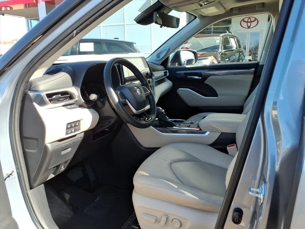 Thumbnail: 2023 Toyota Highlander - 28