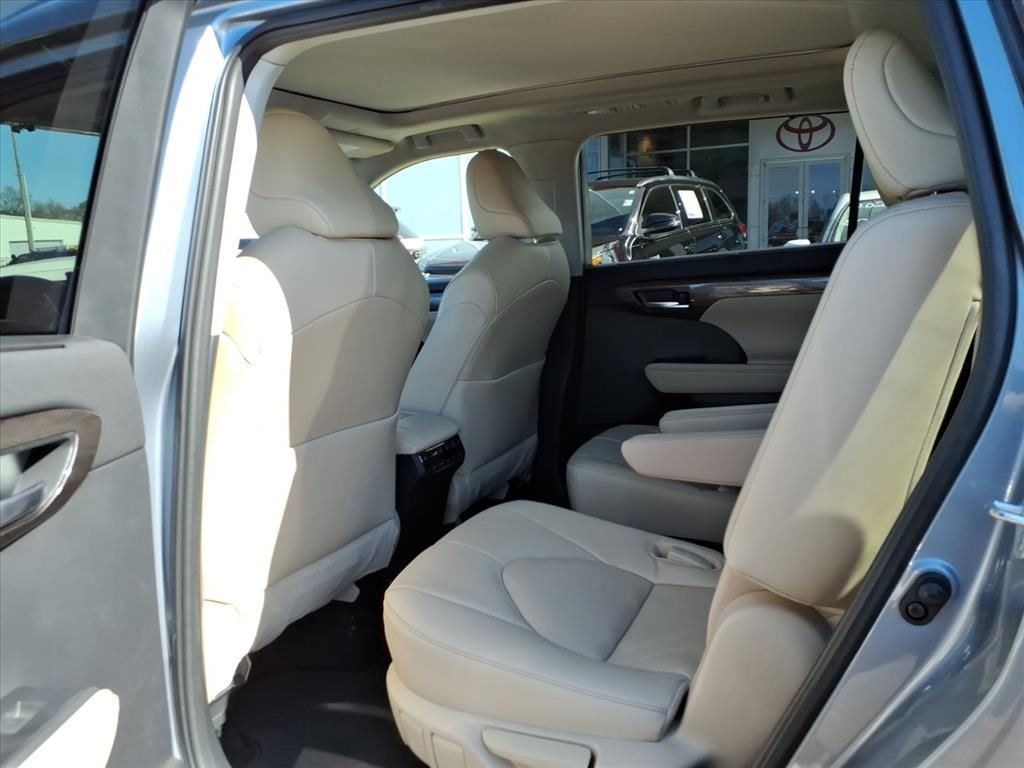 Thumbnail: 2023 Toyota Highlander - 30