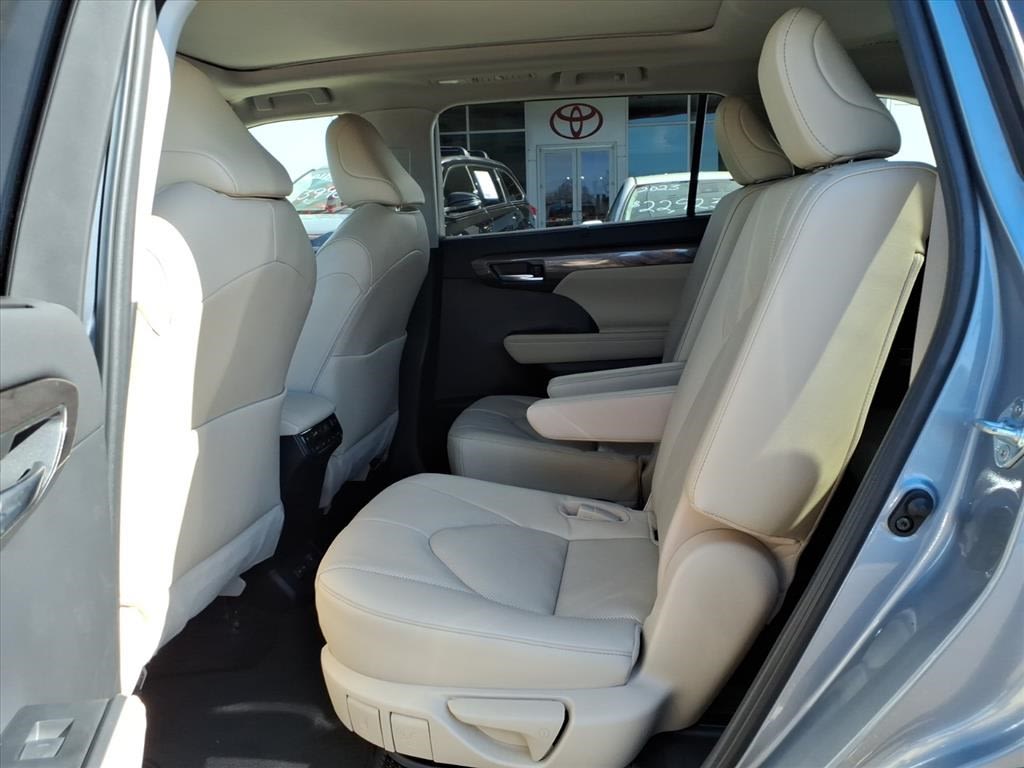 Thumbnail: 2023 Toyota Highlander - 9