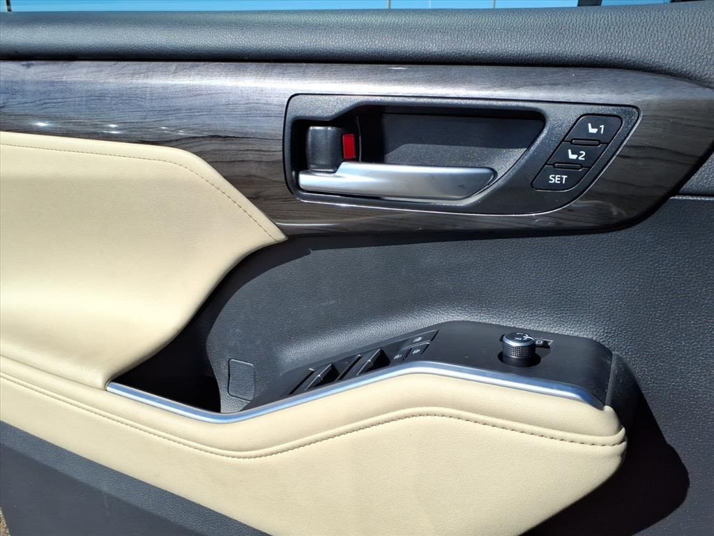 Thumbnail: 2023 Toyota Highlander - 19