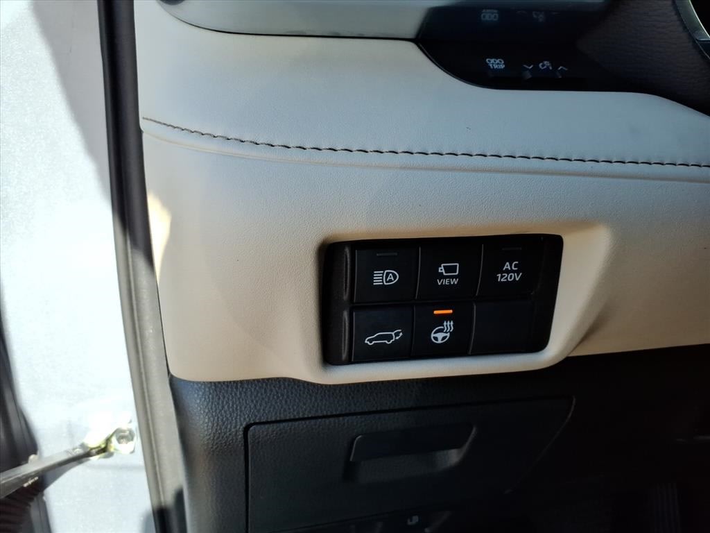 Thumbnail: 2023 Toyota Highlander - 20