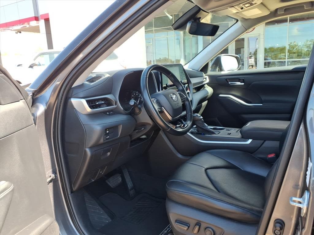 Thumbnail: 2021 Toyota Highlander - 28