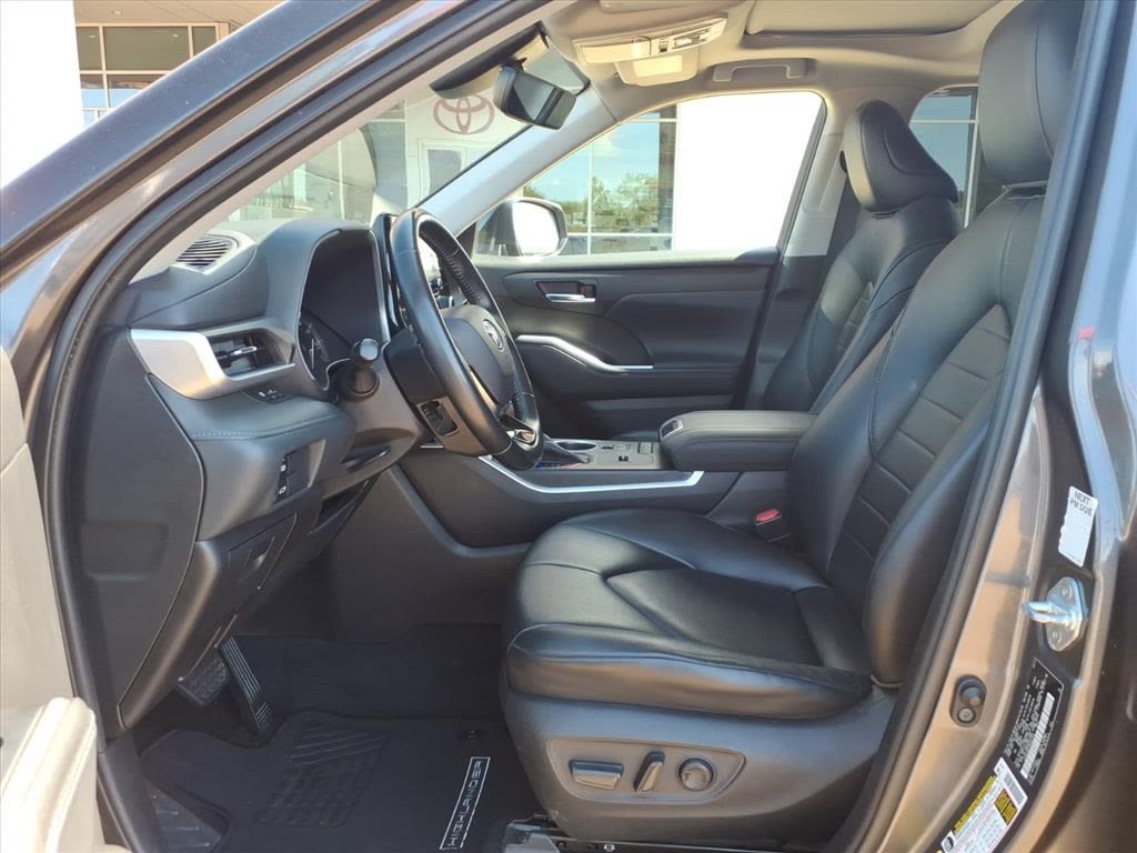Thumbnail: 2021 Toyota Highlander - 7