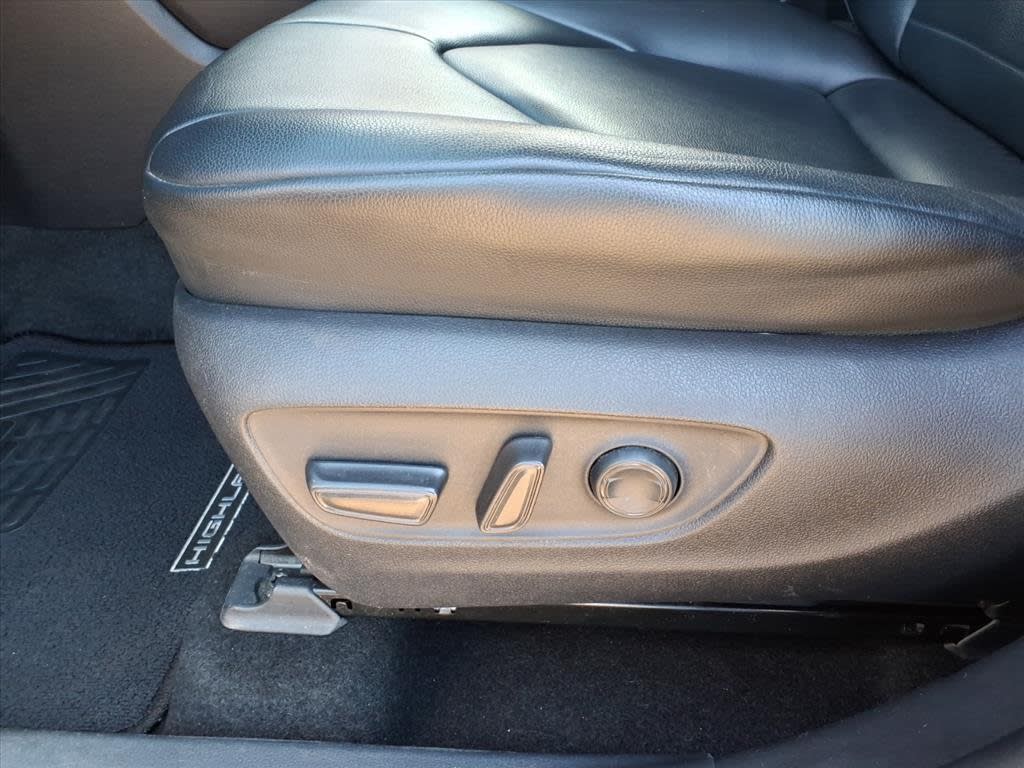 Thumbnail: 2021 Toyota Highlander - 18