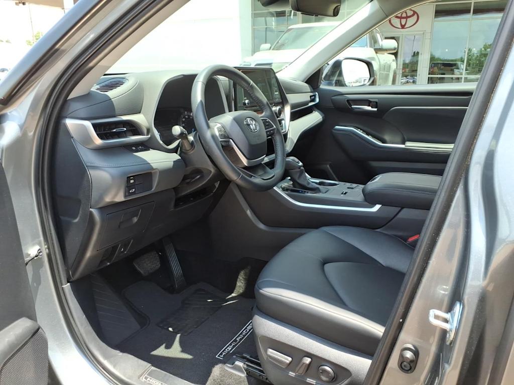 Thumbnail: 2026 Toyota Highlander - 27