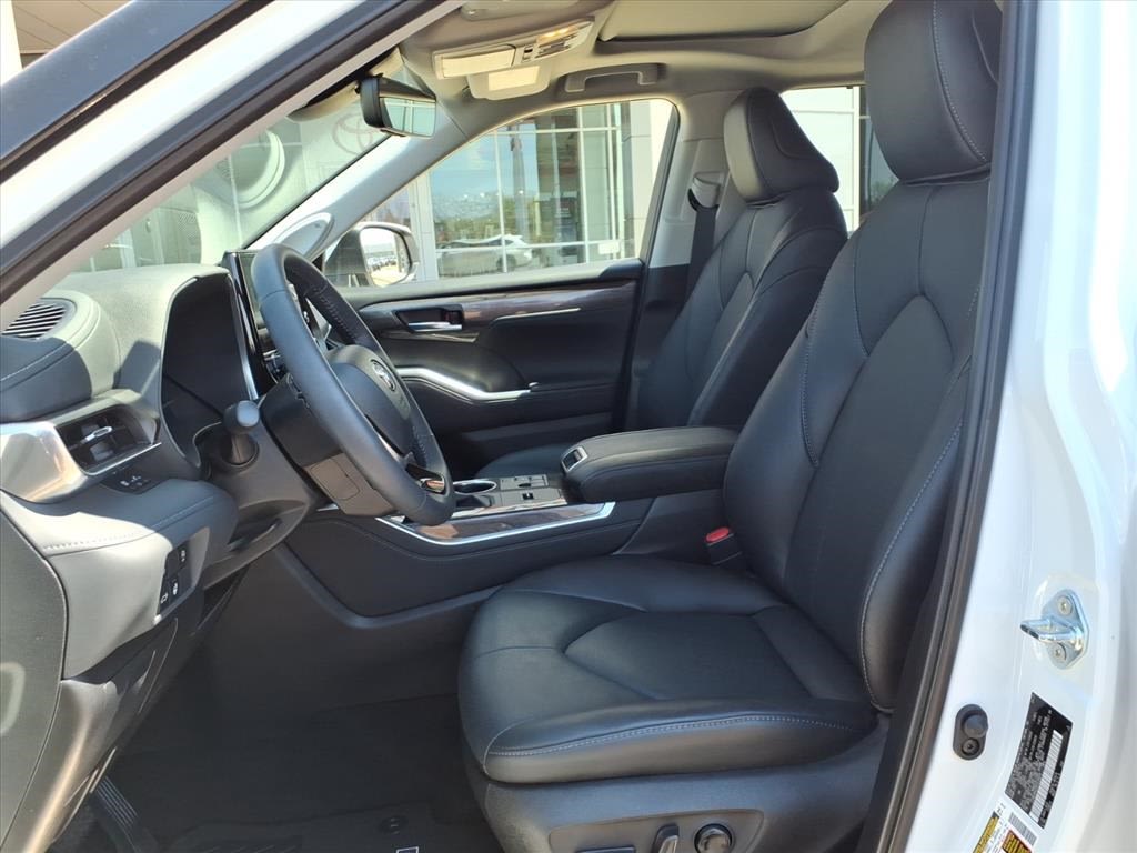 Thumbnail: 2024 Toyota Highlander - 8