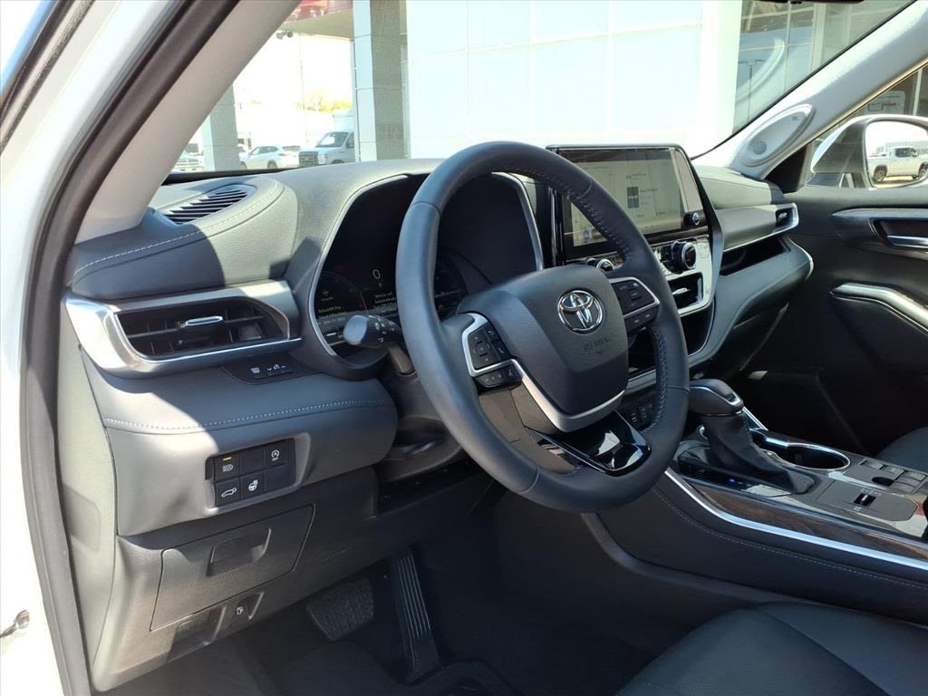 Thumbnail: 2024 Toyota Highlander - 6