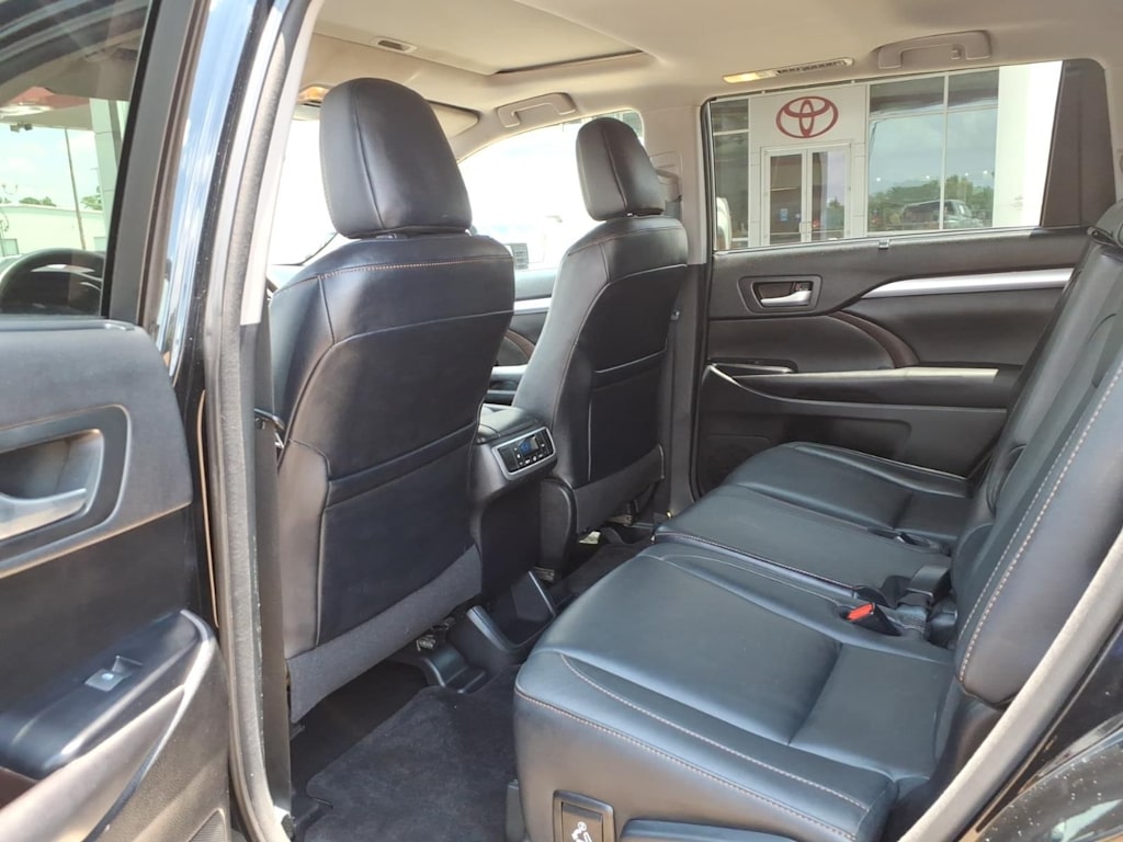 Thumbnail: 2016 Toyota Highlander - 28