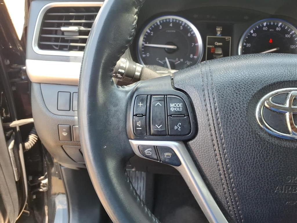 Thumbnail: 2016 Toyota Highlander - 21