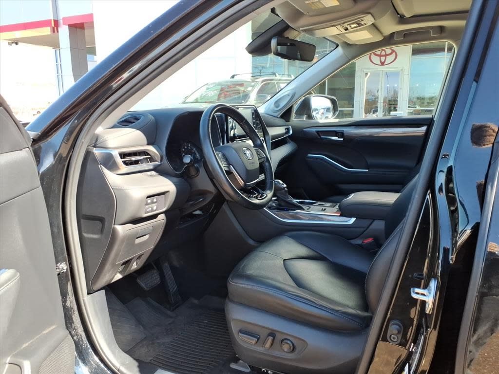 Thumbnail: 2020 Toyota Highlander - 28