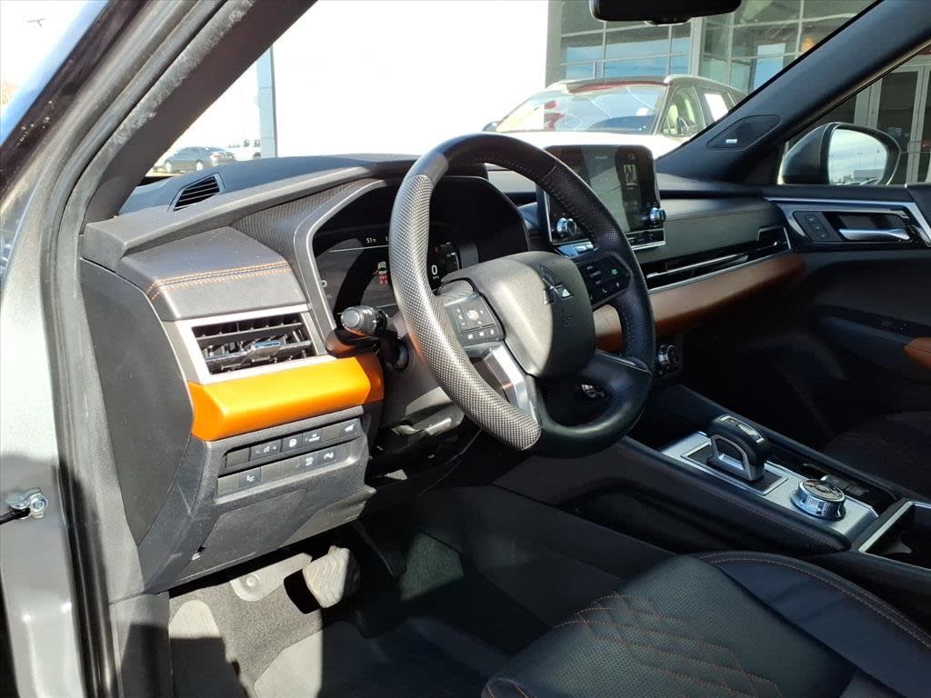 Thumbnail: 2023 Mitsubishi Outlander - 6