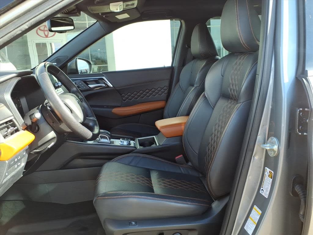 Thumbnail: 2023 Mitsubishi Outlander - 8