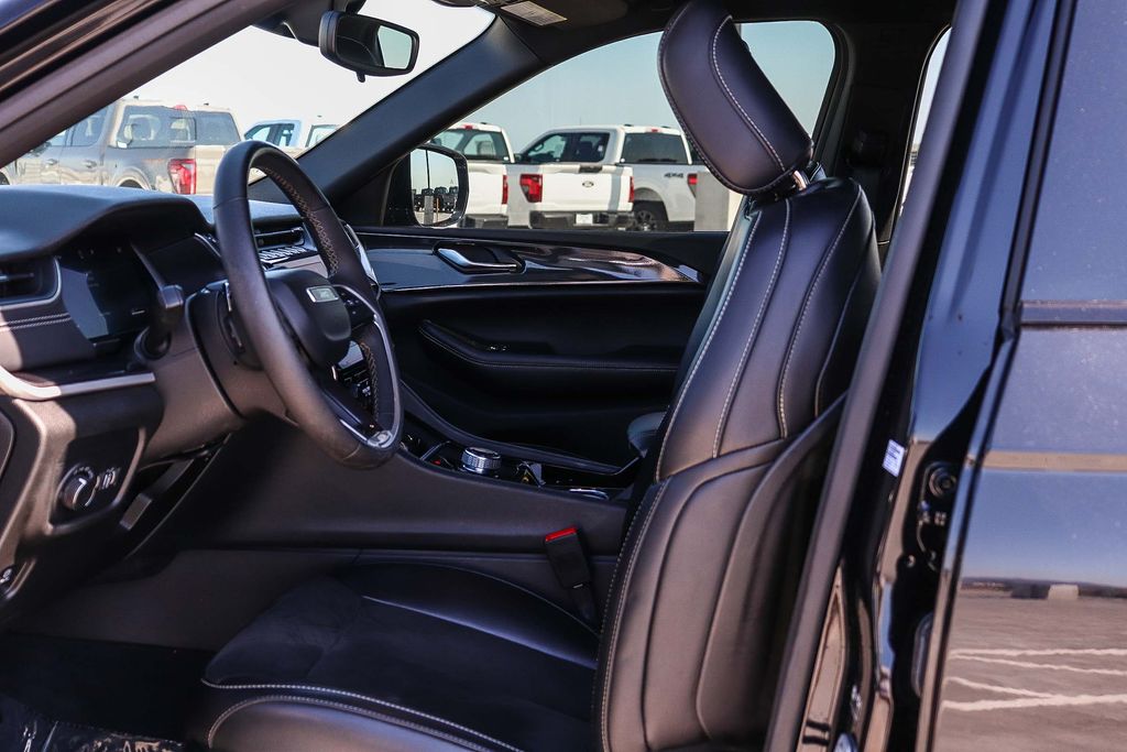 Thumbnail: 2023 Jeep Grand Cherokee - 10