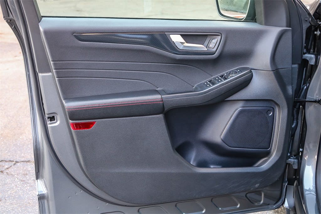 2024 Ford Escape ST-Line 23